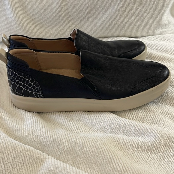 Vionic Penelope slip on sneaker size 8.5 - Picture 3 of 7